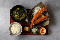 規格外のジャンボサイズのエビフライが2尾はいった
エビフライ好きにはたまらない御膳