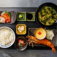 規格外のジャンボサイズのエビフライが1尾とお刺身の御膳