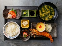 規格外のジャンボサイズのエビフライが1尾とお刺身の御膳