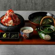 新鮮な海鮮爆弾がご飯の上に乗り、そこに高級食材の蟹やイクラが乗った海鮮丼。まずはそのまま、次に高級とろろと卵をかけて、最後に出汁をかけてまぶしで。一回に三度楽しめます。