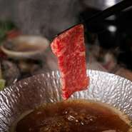 淡路島で選び抜かれた、最高級品質の牛肉である「淡路牛」。看板メニューである『SHIMADORO御膳』では、刺身・炙り・しゃぶしゃぶと三度楽しめます。柔らかい肉質と濃厚な脂の旨みが溶け合う、贅沢な味わいです。