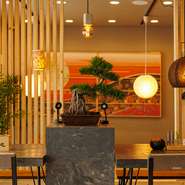 店のコンセプトは、「いつもの定食よりもリッチな気分に浸れる、料亭よりもちょっと気軽にリーズナブルな価格で楽しめる」。淡路島産の海鮮や牛などにこだわった料理を、非日常空間で堪能できます。