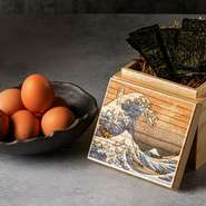 【浮世離れのSHIMA DOROBO】は、ゲストの心を盗むサービスが一杯！卓上にある高級卵のほか、塩・一味・山椒・高級海苔が食べ放題です。好きなメニューをオーダーして、新鮮な⁡高級卵を何個でも楽しめます。