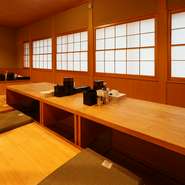 店内には、掘りごたつのテーブル席が12席用意されています。ナチュラルテイストで、和をモチーフにした温かみのある空間です。お子さま連れも安心、家族そろっての週末ランチやディナーにオススメです。