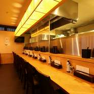 店内にはカウンター席完備。明るい照明や清潔感のある木目調でまとめられた空間は、ラーメン店のイメージとは一線を画すオシャレな雰囲気。ランチや仕事終わりなど、女性一人でも気兼ねなく入ることができます。