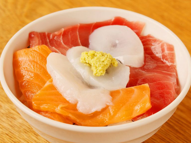 高鮮度な魚介を、心ゆくまで堪能できる。人気の刺身3種類『三色丼ミニ（タコ・旬魚・サーモン）』