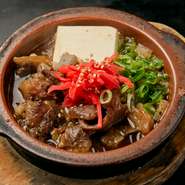 大阪名物の一つでもある牛すじ煮込み。香ばしい醤油ベースで、柔らかく煮込んだ牛すじは、酒のつまみに最適。単品メニューとしても、焼きそばやお好み焼きの具材としても人気の高い、実力派メニューです。