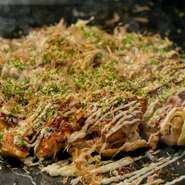 お好み焼きにとって欠かせない粉・ソースもまた、お店のオープン時に試行錯誤を重ねた末に辿り着いたこだわりの逸品。四半世紀前に生まれたその味は、現在も多くの人々に親しまれ続けています。