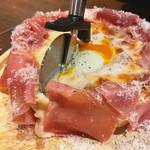 生ハム温玉シカゴピザ