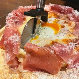 生ハム温玉シカゴピザ