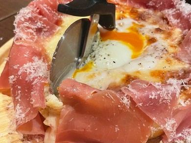 生ハム温玉シカゴピザ