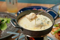 4種のチーズを使用した！こだわりのチーズを組み合わせ、チーズ屋さんならではの濃厚でチーズのコクがとまらないチーズフォンデュです。