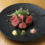 贅沢に！低温でしっかり火入した厳選牛の厚切りステーキ、岩塩とわさびで！