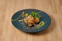 バジルを少しつけてどうぞ！ガーリック・ハーブ・チーズ・パン粉をまとった若鶏もも肉のロースト、サクサクジューシー！！