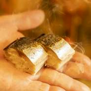 生で食べられる超新鮮なサバを自家製のシャリで握り、炭で炙る究極の一品です。