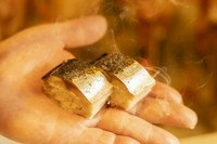 生で食べられる超新鮮なサバを自家製のシャリで握り、炭で炙る究極の一品です。
