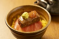 青森県産の希少な倉石牛を、炭火でじっくりと焼き上げ、香ばしい風味を引き出しました。牛肉のジューシーさと炭火の香りが口いっぱいに広がり、ご飯との相性も抜群です。