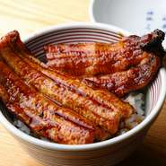 小栗横丁の肉割烹を間借り営業し、日・月曜にオープンするうなぎ専門店。関西風の中でも、圧巻のおいしさと評判の地焼きうなぎをカジュアルなスタイルで提供。人気店なので予約して出かけるのがオススメです。