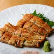 名古屋の名店で研鑽を重ねた店主が、王道の地焼きうなぎのおいしさを東京で披露するため、2024年初夏に創業。厳選したニホンウナギを用い、備長炭の高温で焼き上げ。名古屋流ならではのパリッふわ食感は感動モノ！