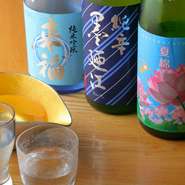 うなぎや一品料理に合う日本酒を厳選し、銘柄入れ替えで提供。新酒、春酒、夏酒、秋あがりなど、四季折々の日本酒が順次登場し、新たな味わいとの出合いがたくさん！
