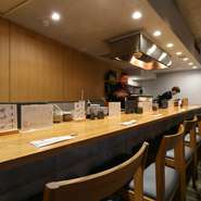 オシャレな肉割烹【和牛小皿しんうち】を店舗シェアしており、空間の洗練度や落ち着き感も格別。一人でゆっくり憩えるのに加え、カジュアルに楽しむうなぎデート、2～3人くらいの大人女子会にもぴったり！