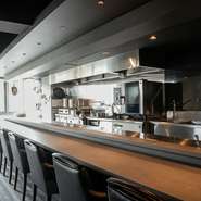 華美な装飾のないシンプルなインテリアが、穏やかな雰囲気を醸し出しています。温かなもてなしに包まれる、居心地のよい空間。料理はもちろん、シェフの人柄に惹かれて訪れる人が多いのも頷けます。