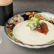 提供されるのは、2種類から選べるフルコース。前菜とスープにはじまり、メインには点心や海鮮料理、肉料理が並びます。ご飯と麺が続き、締めくくりには3種のデザートを。滋味深い味わいに笑みがこぼれます。