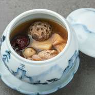 食材の持ち味を存分に引き出した、広東料理らしい一品。平目の干物、山芋の干物、ハスの実、ナツメなど多彩な食材を使用し、8時間以上かけて仕上げています。深い旨みとコクが融合した、滋味深い味わいです。