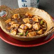 3種類の豆板醤を自家製のラー油と山椒油と合わせて、深みのある風味を追究。広東風の甘めに仕上げながらも、絶妙なバランスに工夫を凝らしています。お酒との相性も抜群です。