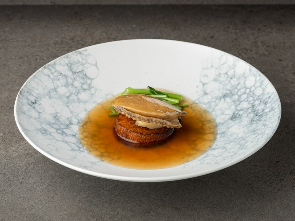 広東料理の奥深さを体験させてくれる、贅沢な一品『鮑のオイスターソース煮込み』