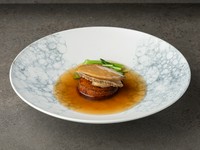 広東料理の奥深さを体験させてくれる、贅沢な一品『鮑のオイスターソース煮込み』