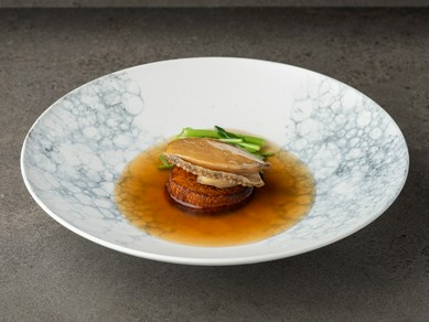広東料理の奥深さを体験させてくれる、贅沢な一品『鮑のオイスターソース煮込み』
