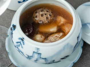 伝統の技術と新たな創意が光る『山海珍味入り蒸スープ』