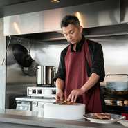 「コースは約13品、2時間半ほどかけて、じっくりと堪能していただきたい」と話す安藤さん。広東料理の魅力を知ってもらうために、一品一品に工夫を凝らしています。