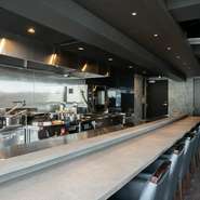 広東料理のコースが楽しめる、中華ディナーに最適なレストランです。料理の味わいをさらに深める、ワインなどのお酒も充実。デートや女子会、接待など、さまざまなシーンで利用できます。