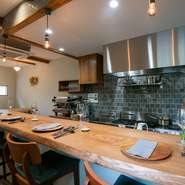 木の扉をあけると広がるのは、淡いグリーンの壁紙に木の家具を組み合わせた、あたたかな空間。細部にまで配慮されたアイテムには職人の技術とこだわりが感じられ、明るくナチュラルな雰囲気を醸し出しています。