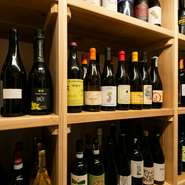 日本やイタリアのナチュラルワインを中心に、醸造家の元を訪れて厳選した、300～400種類の銘柄が揃います。2階にはワインショップが併設されているので、食事帰りに立ち寄れるのもうれしいところです。