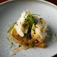 手打ちでつくるストリケッティの中に河内鴨のミンチを詰め込み、深い旨みを引き出しています。牛モツ煮込みと絶妙に絡まり、豊かな風味が広がる一品。リッチな味わいとコクが楽しめる、贅沢なパスタです。