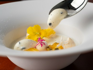 定番デザート『ビアンコマンジェーレ　パッションフルーツ　季節のジェラート』