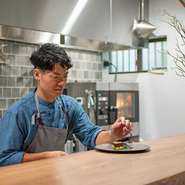 森下さんの願いは、「イタリアのトラットリアのように、和気あいあいとしていて、笑い声が響くようなお店」にすること。非日常を感じるスペシャル感がありながらも肩肘張らずに過ごせる、心地よい雰囲気が漂います。