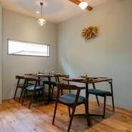 一歩足を踏み入れると、そこは美食と出合える、あたたかな空間。「生産者の方々の思いを、料理や空間を通じて伝えていきたい」という森下夫婦の真摯な気持ちを感じます。穏やかな時間を過ごしたい時にぴったりです。