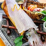 産地直送の海鮮料理も豊富！大人気イカの活き造り
