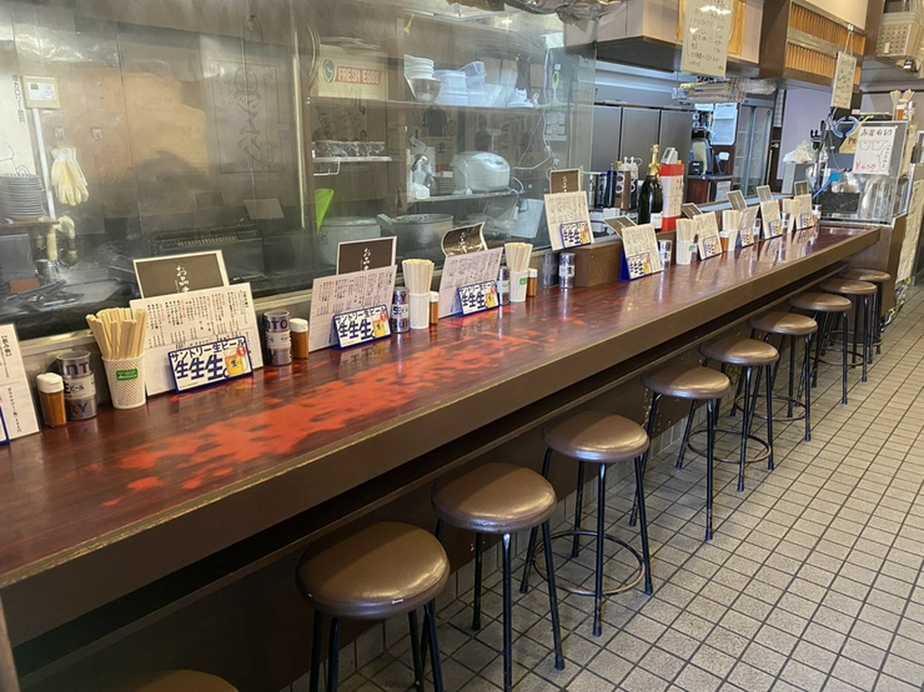 カウンターでのんびり一杯。親しみやすい雰囲気の大衆酒場