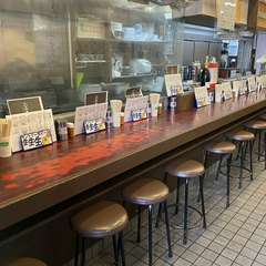 カウンターでのんびり一杯。親しみやすい雰囲気の大衆酒場