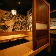 大小の個室を完備し、少人数規模の接待から、会社単位の食事会まで、多彩なシチュエーションに活躍。各個室の内装も個性豊かな装いのため、訪れる度に異なる楽しさを味わえそうです。