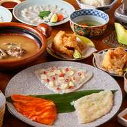 カウンター席もあり、デート需要にも応えてくれるお店。記念日はもちろん、“少し贅沢をしたい”気分の日の利用も歓迎です。ふぐやすっぽんをメインとしつつも、カジュアルに利用できることも魅力です。