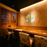 上質な食＆個室空間に、お酒も珠玉のラインナップを用意。接待利用にも最適な銀座の一軒です。焼きふぐは、スタッフがゲストの前で調理し、最もおいしいタイミングを提供してくれるため、初めてのゲストもご安心を。