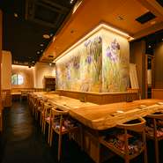 店内は2つのフロアで構成されており、多くの利用ニーズに対応可能。銀座という立地もあり、和を感じさせるくつろぎ空間は、海外からのゲストに向けたおもてなしにも活躍してくれます。