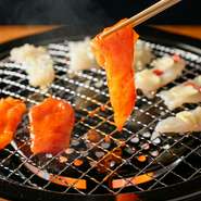 下関直送の虎ふぐに、宮崎直送の純国産すっぽんなど、食材はいずれもこだわりの逸品。コースに追加できる焼肉やしゃぶしゃぶも、チャンピオン牛をはじめとした、九州産A5黒毛和牛を使用しています。