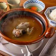 純国産すっぽんの旨みや栄養を、余すことなく楽しむ『活〆すっぽん鍋』。〆の雑炊付きのため、最後の一口まですっぽんを満喫できます。